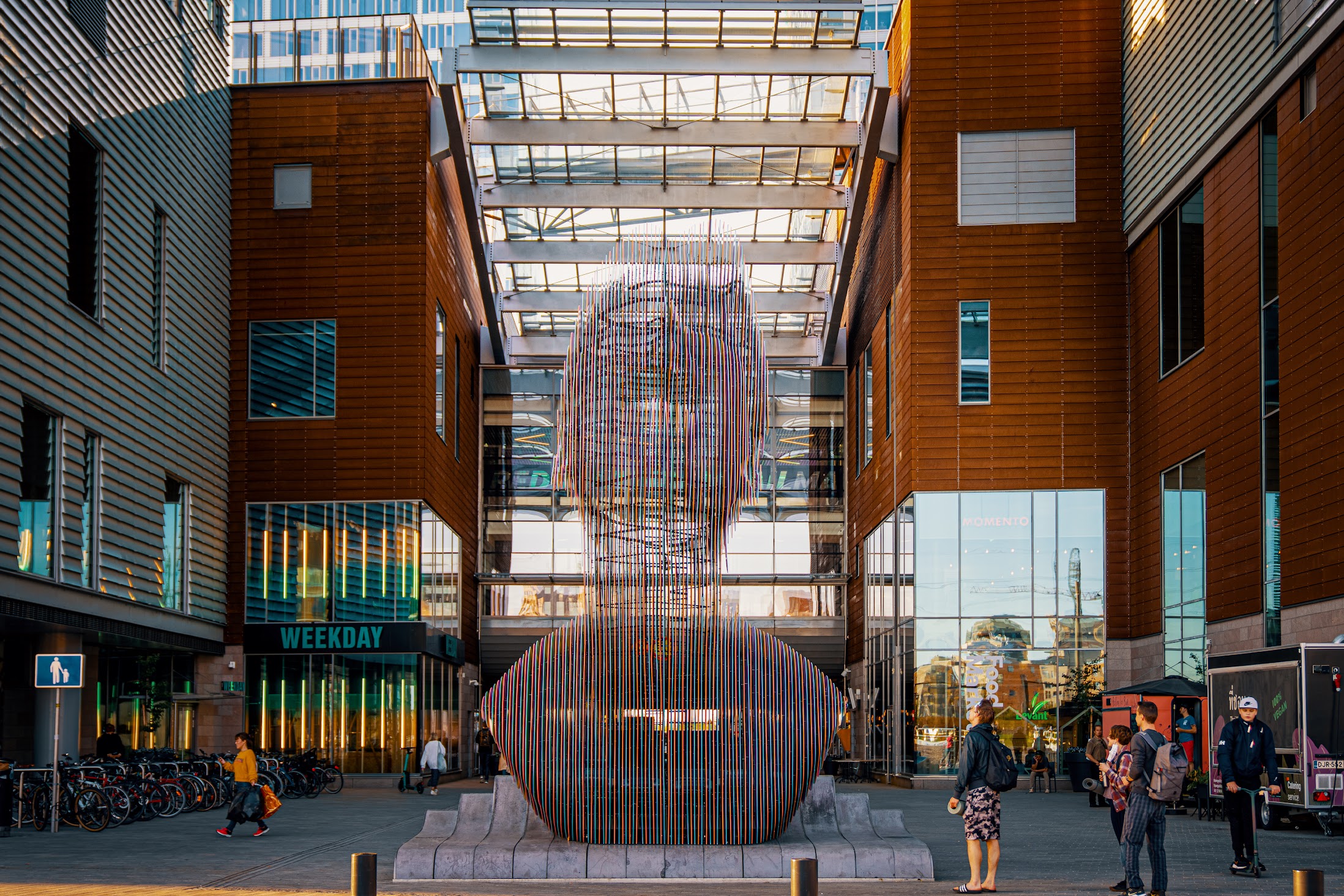 Nereidi-veistos kauppakeskuksen edessä