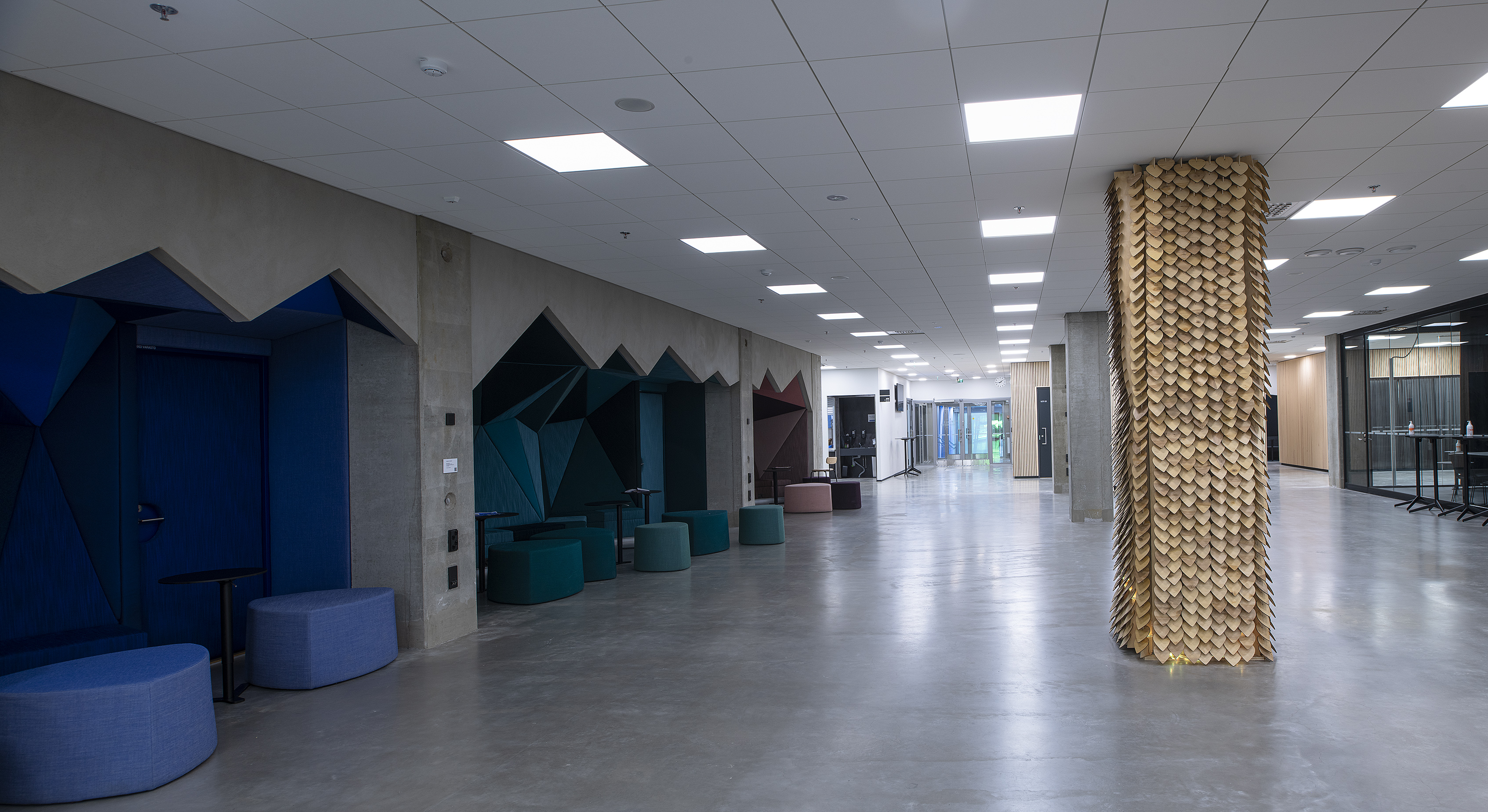 Milja Hakkaraisen taideteos Suojelevat (2021) EduCityn aulassa