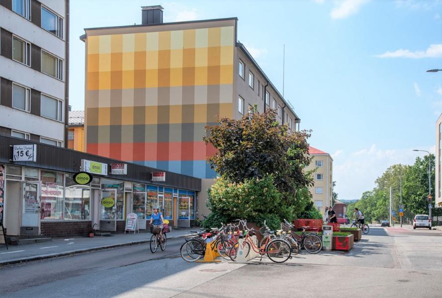 Värikäs seinämaalaus kaupungin keskellä 
