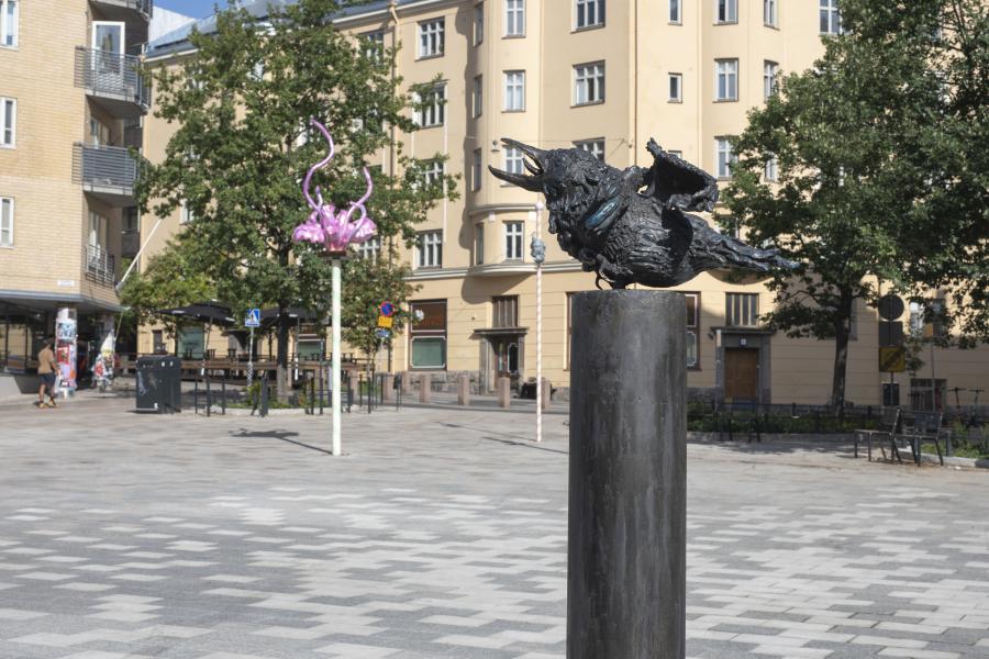 Komugi Ando & Teemu Salonen: Torille! (yksityiskohta), 2024. HAM Helsingin taidemuseo. Kuva: Sonja Hyytiäinen Aukiolla kaksi veistosta.