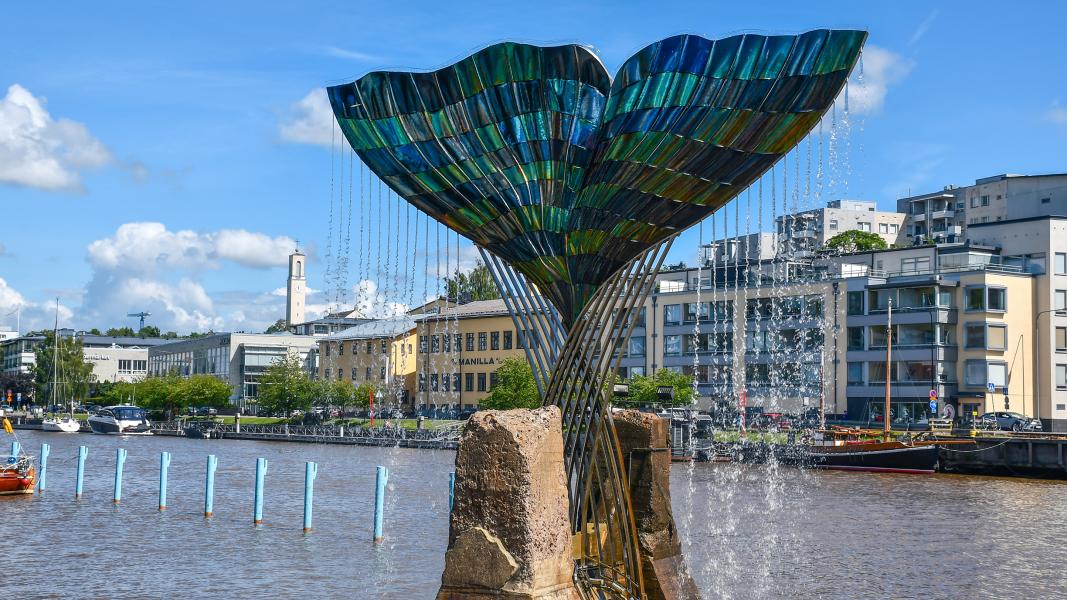 Achim Kühn, Harmonia (Harmony), 1996. Valokuvaaja Henri Taponen kuva Aurajoesta ja veistoksesta