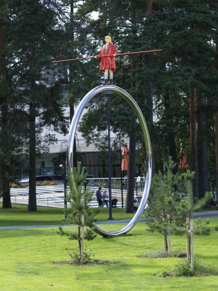 Pekka Jylhä, Nuorallatanssija, 2025. EMMA-kokoelma © Ari Karttunen / EMMA