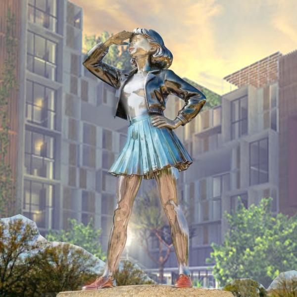 Havainnekuva veistoksessa, jossa hameeseen ja lyhyeen takkiin pukeutunut naishahmo katsoo eteenpäin käsi otsallaan. Taustalla näkyy kerrostaloja