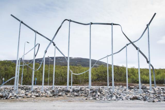 Nestori Syrjälä, Anssi Pulkkinen: Ylösalasalasylös, 2021. Kuva: Tomi Valo Kahdesta aaltoilevasta maantiesuojakaiteesta koostuvan teoksen muodoissa toistuvat tuntureiden ja laaksojen nousut ja laskut.