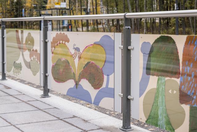 Armi Teva, As The Bird Flies, 2022. EMMA – Espoo Museum of Modern Art Collection. © Paula Virta / EMMA – Espoo Museum of Modern Art Colourful animal and flora works on the tram stop fence.
