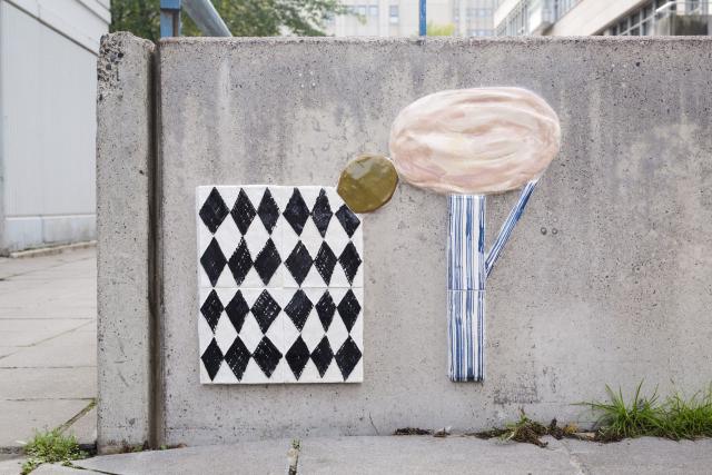 Laura Pehkonen: Balancing Acts, Pasila, Helsinki. Kuva: Miikka Pirinen. Pieni taideteos kadunkulmalla ruudullisesta neliöstä minne ihminen kurkkaa.