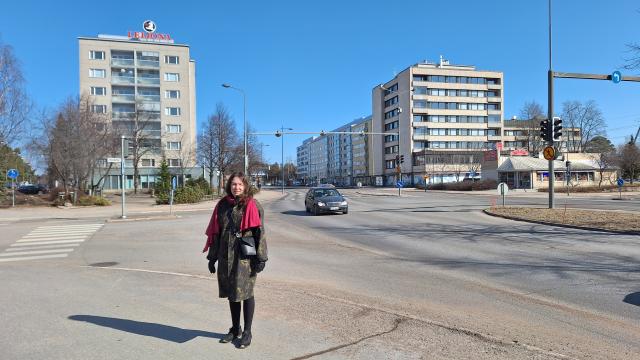 Johanna Pöykkö Tuirassa Taiteilija seisoo kaupunkimaisemassa ja katsoo kameraan