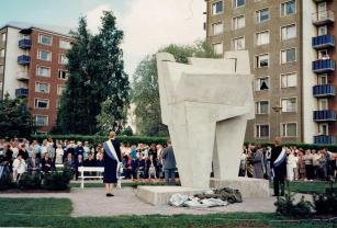 Sculpture surrounded by people in the audience
